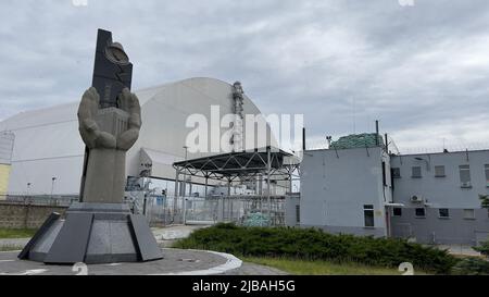 Die riesige, sichere Kuppel, die den Sarkophag über dem beschädigten Tschernobyl-Reaktor Nr. 4 in verlassenen Gebieten in der Ukraine in der Nähe von Tschernobyl versiegelt Stockfoto