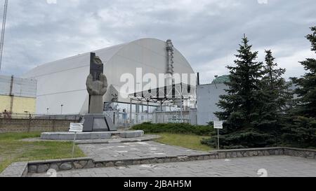 Die riesige, sichere Kuppel, die den Sarkophag über dem beschädigten Tschernobyl-Reaktor Nr. 4 in verlassenen Gebieten in der Ukraine in der Nähe von Tschernobyl versiegelt Stockfoto