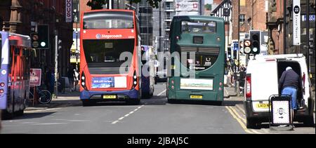 Manchester, Großbritannien, 4.. Juni 2022. Verkehr und überfüllte Straßen im Stadtzentrum, Manchester, Großbritannien. Die Regierung sagt, dass die Clean Air Zone im Großraum Manchester nur auf das Stadtzentrum reduziert werden sollte. Der Umweltminister, George Eustice, schrieb am 1.. Juni 2022 an den Bürgermeister von Manchester, Andy Burnham, und sagte, dass das umstrittene System immer noch die umweltgefährlichsten Taxis, Lieferwagen, Busse und Lastwagen in Rechnung stellen sollte. Die Regierung verlangt nun, dass der Großraum Manchester sich auf ein neues System einigt, mit dem die Einhaltung der Luftqualität innerhalb von NO2 Grenzwerten bis spätestens 2026 erreicht wird. Quelle: Terry Waller/Alamy Live News Stockfoto