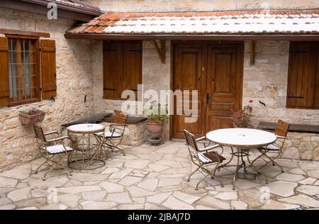 Traditioneller Innenhof eines alten Vintage-Restaurants im Winter. Stockfoto