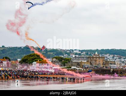 Paignton, Großbritannien. Samstag, 4. Juni 2022. Die English Riviera Air Show zieht Tausende von Zuschauern an, nachdem sie seit 2019 aufgrund von Covid-19 abgesetzt wurde. Kredit: Thomas Faull/Alamy Live Nachrichten Stockfoto