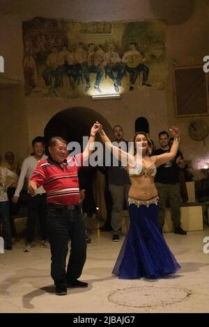 Eine türkische Tänzerin, die einen küçek-Bauchtanz für Touristen in einem lokalen Restaurant vorführt Stockfoto