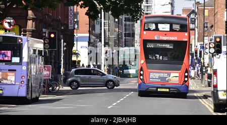 Manchester, Großbritannien, 4.. Juni 2022. Verkehr und überfüllte Straßen im Stadtzentrum, Manchester, Großbritannien. Die Regierung sagt, dass die Clean Air Zone im Großraum Manchester nur auf das Stadtzentrum reduziert werden sollte. Der Umweltminister, George Eustice, schrieb am 1.. Juni 2022 an den Bürgermeister von Manchester, Andy Burnham, und sagte, dass das umstrittene System immer noch die umweltgefährlichsten Taxis, Lieferwagen, Busse und Lastwagen in Rechnung stellen sollte. Die Regierung verlangt nun, dass der Großraum Manchester sich auf ein neues System einigt, mit dem die Einhaltung der Luftqualität innerhalb von NO2 Grenzwerten bis spätestens 2026 erreicht wird. Quelle: Terry Waller/Alamy Live News Stockfoto