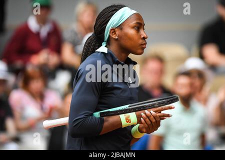 Paris, Frankreich, Frankreich. 4.. Juni 2022. Coco GAUFF der Vereinigten Staaten während des 14. Tages von Roland-Garros 2022, French Open 2022, Grand Slam Tennisturnier im Roland-Garros-Stadion am 04. Juni 2022 in Paris, Frankreich. (Bild: © Matthieu Mirville/ZUMA Press Wire) Stockfoto