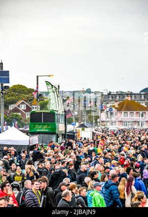 Paignton, Großbritannien. Samstag, 4. Juni 2022. Die English Riviera Air Show zieht Tausende von Zuschauern an, nachdem sie seit 2019 aufgrund von Covid-19 abgesetzt wurde. Kredit: Thomas Faull/Alamy Live Nachrichten Stockfoto