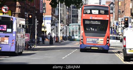 Manchester, Großbritannien, 4.. Juni 2022. Verkehr und überfüllte Straßen im Stadtzentrum, Manchester, Großbritannien. Die Regierung sagt, dass die Clean Air Zone im Großraum Manchester nur auf das Stadtzentrum reduziert werden sollte. Der Umweltminister, George Eustice, schrieb am 1.. Juni 2022 an den Bürgermeister von Manchester, Andy Burnham, und sagte, dass das umstrittene System immer noch die umweltgefährlichsten Taxis, Lieferwagen, Busse und Lastwagen in Rechnung stellen sollte. Die Regierung verlangt nun, dass der Großraum Manchester sich auf ein neues System einigt, mit dem die Einhaltung der Luftqualität innerhalb von NO2 Grenzwerten bis spätestens 2026 erreicht wird. Quelle: Terry Waller/Alamy Live News Stockfoto