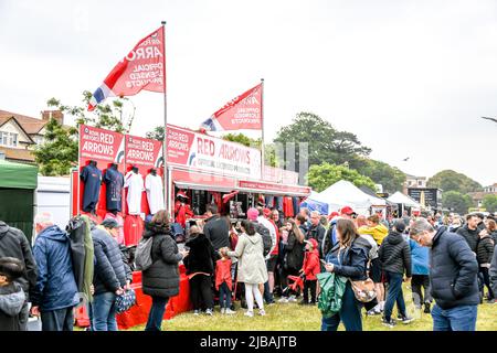 Paignton, Großbritannien. Samstag, 4. Juni 2022. Die English Riviera Air Show zieht Tausende von Zuschauern an, nachdem sie seit 2019 aufgrund von Covid-19 abgesetzt wurde. Kredit: Thomas Faull/Alamy Live Nachrichten Stockfoto