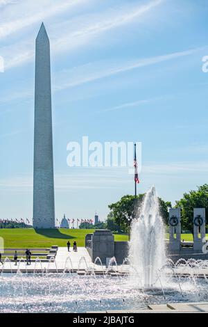 USA Washington DC National Mall World war Two Memorial und Washington Monument Stockfoto