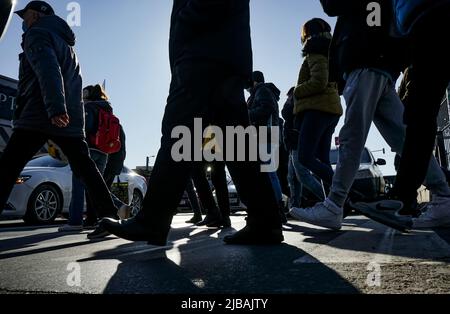 Bukarest, Rumänien - 19. Januar 2022: Fußgänger überqueren die Straße in der Nähe des Crangasi-Marktes in Bukarest, Rumänien. Stockfoto