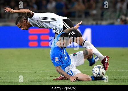 Bologna, Italien. 04.. Juni 2022. Matteo Politano aus Italien und Thilo Kehrer aus Deutschland treten beim Fußballspiel der UEFA Nations League Group 3 zwischen Italien und Deutschland am 4.. Juni 2022 im Renato Dall'Ara-Stadion in Bologna (Italien) um den Ball an. Foto Andrea Staccioli/Insidefoto Kredit: Insidefoto srl/Alamy Live News Stockfoto