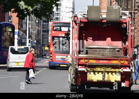 Manchester, Großbritannien, 4.. Juni 2022. Verkehr und überfüllte Straßen im Stadtzentrum, Manchester, Großbritannien. Die Regierung sagt, dass die Clean Air Zone im Großraum Manchester nur auf das Stadtzentrum reduziert werden sollte. Der Umweltminister, George Eustice, schrieb am 1.. Juni 2022 an den Bürgermeister von Manchester, Andy Burnham, und sagte, dass das umstrittene System immer noch die umweltgefährlichsten Taxis, Lieferwagen, Busse und Lastwagen in Rechnung stellen sollte. Die Regierung verlangt nun, dass der Großraum Manchester sich auf ein neues System einigt, mit dem die Einhaltung der Luftqualität innerhalb von NO2 Grenzwerten bis spätestens 2026 erreicht wird. Quelle: Terry Waller/Alamy Live News Stockfoto