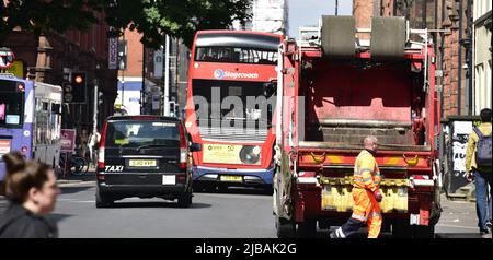 Manchester, Großbritannien, 4.. Juni 2022. Verkehr und überfüllte Straßen im Stadtzentrum, Manchester, Großbritannien. Die Regierung sagt, dass die Clean Air Zone im Großraum Manchester nur auf das Stadtzentrum reduziert werden sollte. Der Umweltminister, George Eustice, schrieb am 1.. Juni 2022 an den Bürgermeister von Manchester, Andy Burnham, und sagte, dass das umstrittene System immer noch die umweltgefährlichsten Taxis, Lieferwagen, Busse und Lastwagen in Rechnung stellen sollte. Die Regierung verlangt nun, dass der Großraum Manchester sich auf ein neues System einigt, mit dem die Einhaltung der Luftqualität innerhalb von NO2 Grenzwerten bis spätestens 2026 erreicht wird. Quelle: Terry Waller/Alamy Live News Stockfoto