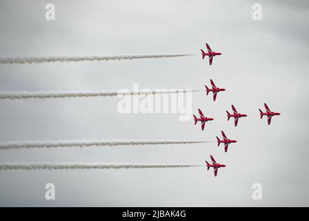 Paignton, Großbritannien. Samstag, 4. Juni 2022. Die English Riviera Air Show zieht Tausende von Zuschauern an, nachdem sie seit 2019 aufgrund von Covid-19 abgesetzt wurde. Kredit: Thomas Faull/Alamy Live Nachrichten Stockfoto