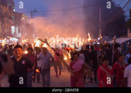 Lalitpur, Nepal. 04.. Juni 2022. Anhänger zünden traditionelle Fackeln am letzten Tag des Rato Machindranath Wagenfestes in Bungamati an. Am letzten Tag von Machhindranath Jatra, nehmen eifrige Anhänger die Idole von Rato (roter) Machhindranath gott auf seinem Wagen zum Tempel in Bungamati. Kredit: SOPA Images Limited/Alamy Live Nachrichten Stockfoto