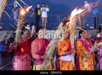 Lalitpur, Nepal. 04.. Juni 2022. Anhänger zünden traditionelle Fackeln am letzten Tag des Rato Machindranath Wagenfestes in Bungamati an. Am letzten Tag von Machhindranath Jatra, nehmen eifrige Anhänger die Idole von Rato (roter) Machhindranath gott auf seinem Wagen zum Tempel in Bungamati. Kredit: SOPA Images Limited/Alamy Live Nachrichten Stockfoto