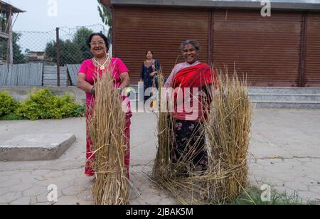 Lalitpur, Nepal. 04.. Juni 2022. Eifrige Anhänger warten auf das Idol mit den traditionellen Fackeln während des Festivals. Am letzten Tag von Machhindranath Jatra, nehmen eifrige Anhänger die Idole von Rato (roter) Machhindranath gott auf seinem Wagen zum Tempel in Bungamati. Kredit: SOPA Images Limited/Alamy Live Nachrichten Stockfoto