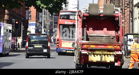 Manchester, Großbritannien, 4.. Juni 2022. Verkehr und überfüllte Straßen im Stadtzentrum, Manchester, Großbritannien. Die Regierung sagt, dass die Clean Air Zone im Großraum Manchester nur auf das Stadtzentrum reduziert werden sollte. Der Umweltminister, George Eustice, schrieb am 1.. Juni 2022 an den Bürgermeister von Manchester, Andy Burnham, und sagte, dass das umstrittene System immer noch die umweltgefährlichsten Taxis, Lieferwagen, Busse und Lastwagen in Rechnung stellen sollte. Die Regierung verlangt nun, dass der Großraum Manchester sich auf ein neues System einigt, mit dem die Einhaltung der Luftqualität innerhalb von NO2 Grenzwerten bis spätestens 2026 erreicht wird. Quelle: Terry Waller/Alamy Live News Stockfoto