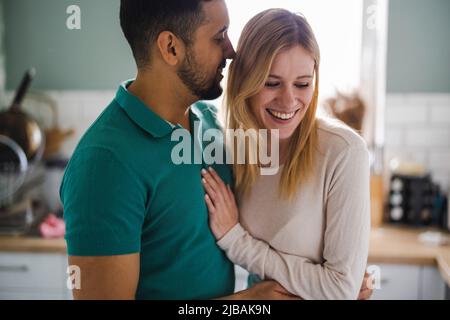 Junges Paar in der Liebe umarmt zu Hause Stockfoto