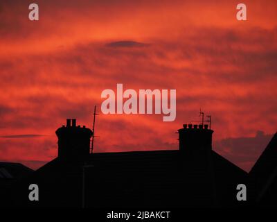 Sheerness, Kent, Großbritannien. 4.. Juni 2022. UK Wetter: Farbenfroher Sonnenuntergang in Sheerness, Kent. Kredit: James Bell/Alamy Live Nachrichten Stockfoto