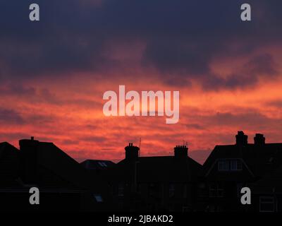 Sheerness, Kent, Großbritannien. 4.. Juni 2022. UK Wetter: Farbenfroher Sonnenuntergang in Sheerness, Kent. Kredit: James Bell/Alamy Live Nachrichten Stockfoto