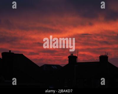 Sheerness, Kent, Großbritannien. 4.. Juni 2022. UK Wetter: Farbenfroher Sonnenuntergang in Sheerness, Kent. Kredit: James Bell/Alamy Live Nachrichten Stockfoto