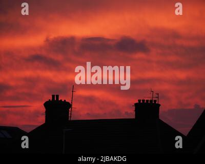 Sheerness, Kent, Großbritannien. 4.. Juni 2022. UK Wetter: Farbenfroher Sonnenuntergang in Sheerness, Kent. Kredit: James Bell/Alamy Live Nachrichten Stockfoto