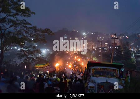 Lalitpur, Nepal. 04.. Juni 2022. Anhänger zünden traditionelle Fackeln am letzten Tag des Rato Machindranath Wagenfestes in Bungamati an. Am letzten Tag von Machhindranath Jatra, nehmen eifrige Anhänger die Idole von Rato (roter) Machhindranath gott auf seinem Wagen zum Tempel in Bungamati. (Foto von Bivas Shrestha/SOPA Images/Sipa USA) Quelle: SIPA USA/Alamy Live News Stockfoto