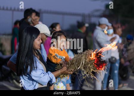 Lalitpur, Nepal. 04.. Juni 2022. Anhänger zünden traditionelle Fackeln am letzten Tag des Rato Machindranath Wagenfestes in Bungamati an. Am letzten Tag von Machhindranath Jatra, nehmen eifrige Anhänger die Idole von Rato (roter) Machhindranath gott auf seinem Wagen zum Tempel in Bungamati. (Foto von Bivas Shrestha/SOPA Images/Sipa USA) Quelle: SIPA USA/Alamy Live News Stockfoto