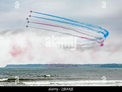 Paignton, Großbritannien. Samstag, 4. Juni 2022. Die English Riviera Air Show zieht Tausende von Zuschauern an, nachdem sie seit 2019 aufgrund von Covid-19 abgesetzt wurde. Kredit: Thomas Faull/Alamy Live Nachrichten Stockfoto