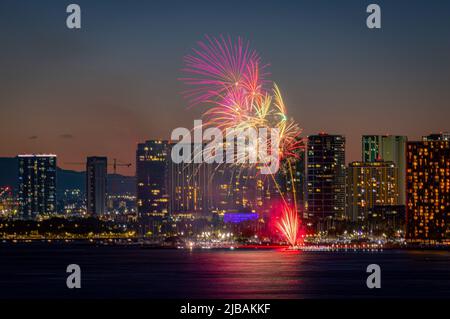 Honolulu, HI, USA. 3.. Juni 2022. Nach einer 2-jährigen Pause, die am 3. Juni 2022 in Honolulu, HI, stattfand, kehrt das Feuerwerk am Freitagabend zum Hilton Hawaiian Village Resort am Waikiki Beach zurück. Quelle: Erik Kabik Fotografie/Media Punch/Alamy Live News Stockfoto