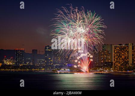 Honolulu, HI, USA. 3.. Juni 2022. Nach einer 2-jährigen Pause, die am 3. Juni 2022 in Honolulu, HI, stattfand, kehrt das Feuerwerk am Freitagabend zum Hilton Hawaiian Village Resort am Waikiki Beach zurück. Quelle: Erik Kabik Fotografie/Media Punch/Alamy Live News Stockfoto