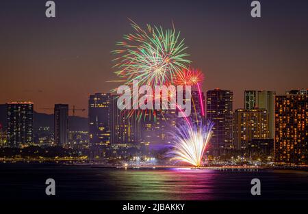 Honolulu, HI, USA. 3.. Juni 2022. Nach einer 2-jährigen Pause, die am 3. Juni 2022 in Honolulu, HI, stattfand, kehrt das Feuerwerk am Freitagabend zum Hilton Hawaiian Village Resort am Waikiki Beach zurück. Quelle: Erik Kabik Fotografie/Media Punch/Alamy Live News Stockfoto