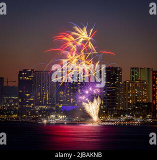 Honolulu, HI, USA. 3.. Juni 2022. Nach einer 2-jährigen Pause, die am 3. Juni 2022 in Honolulu, HI, stattfand, kehrt das Feuerwerk am Freitagabend zum Hilton Hawaiian Village Resort am Waikiki Beach zurück. Quelle: Erik Kabik Fotografie/Media Punch/Alamy Live News Stockfoto