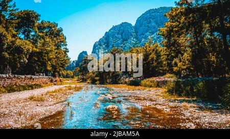 Blick auf den Strand von Cirali und den Berg Olimpos (Olympos) bei Sonnenuntergang. Kemer, Antalya, Mittelmeerraum, Türkei, Lykien. Stockfoto