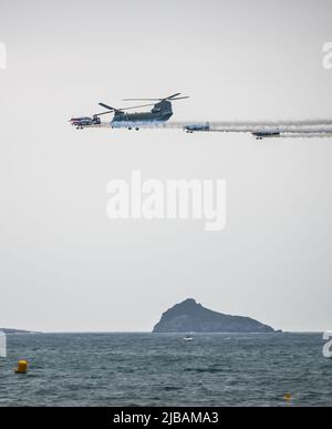 Paignton, Großbritannien. Samstag, 4. Juni 2022. Die English Riviera Air Show zieht Tausende von Zuschauern an, nachdem sie seit 2019 aufgrund von Covid-19 abgesetzt wurde. Kredit: Thomas Faull/Alamy Live Nachrichten Stockfoto