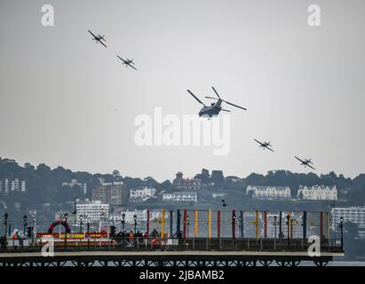 Paignton, Großbritannien. Samstag, 4. Juni 2022. Die English Riviera Air Show zieht Tausende von Zuschauern an, nachdem sie seit 2019 aufgrund von Covid-19 abgesetzt wurde. Kredit: Thomas Faull/Alamy Live Nachrichten Stockfoto