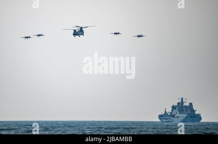 Paignton, Großbritannien. Samstag, 4. Juni 2022. Die English Riviera Air Show zieht Tausende von Zuschauern an, nachdem sie seit 2019 aufgrund von Covid-19 abgesetzt wurde. Kredit: Thomas Faull/Alamy Live Nachrichten Stockfoto