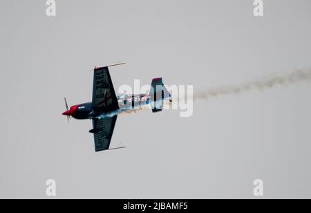 Paignton, Großbritannien. Samstag, 4. Juni 2022. Die English Riviera Air Show zieht Tausende von Zuschauern an, nachdem sie seit 2019 aufgrund von Covid-19 abgesetzt wurde. Kredit: Thomas Faull/Alamy Live Nachrichten Stockfoto