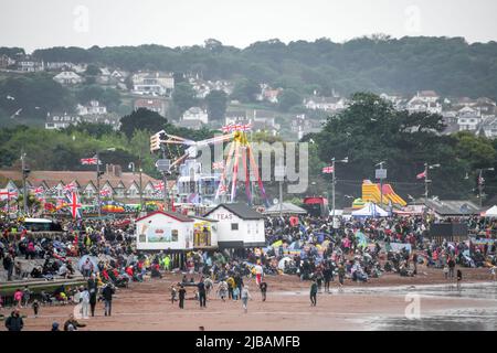 Paignton, Großbritannien. Samstag, 4. Juni 2022. Die English Riviera Air Show zieht Tausende von Zuschauern an, nachdem sie seit 2019 aufgrund von Covid-19 abgesetzt wurde. Kredit: Thomas Faull/Alamy Live Nachrichten Stockfoto