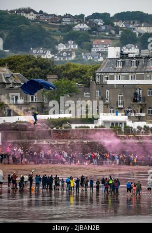 Paignton, Großbritannien. Samstag, 4. Juni 2022. Die English Riviera Air Show zieht Tausende von Zuschauern an, nachdem sie seit 2019 aufgrund von Covid-19 abgesetzt wurde. Kredit: Thomas Faull/Alamy Live Nachrichten Stockfoto