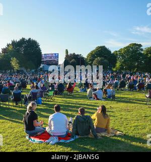 Lurgan Park, Lurgan, Nordirland, Großbritannien. 04. Juni 2022. Während die Feierlichkeiten in ganz Nordirland fortgesetzt werden, beobachten eine große Menschenmenge die „Platinum Party from the Palace“ an einem warmen, sonnigen Abend in der Stadt Lurgan in der Grafschaft Armagh. Kredit: CAZIMB/Alamy Live Nachrichten. Stockfoto