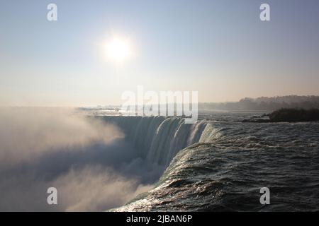 Niagara Falls auf der kanadischen Seite in Ontario Stockfoto