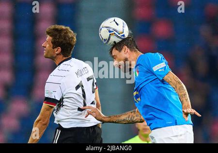 Thomas Müller, DFB 13 Wettkampf um den Ball, Tackling, Duell, Header, zweikampf, Aktion, Kampf gegen Francesco Acerbi, ITA 15 im UEFA Nations League 2022 Spiel ITALIEN - DEUTSCHLAND in der Saison 2022/2023 am 04. Juni 2022 in Bologna, Italien. © Peter Schatz / Alamy Live News Stockfoto