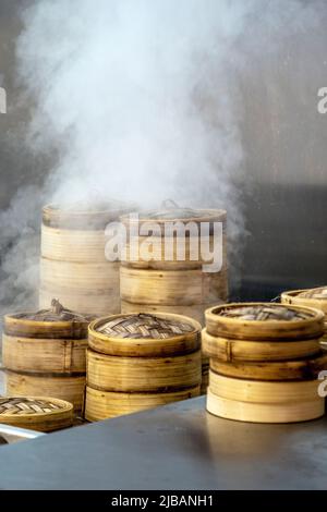 Dampfende Knödelkörbe bei Baoziin, Cargo Markethold in Canary Wharf, London, Großbritannien Stockfoto