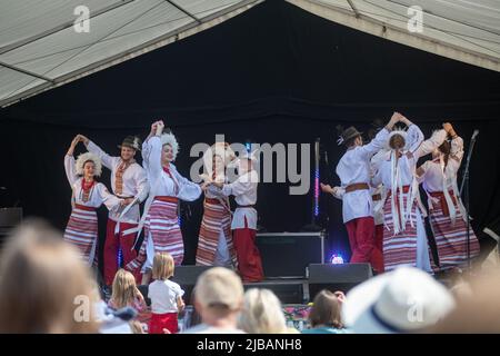 Prolisok Ukrainische Tanzgruppe treten auf der Global Festival Bühne beim Water Fest 2022 in Reading, Abbey Gardens, auf Stockfoto