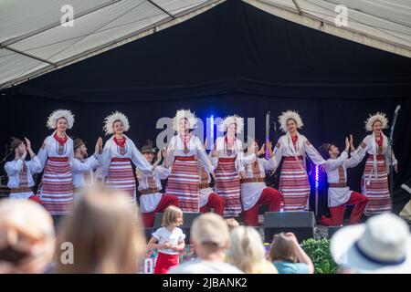 Prolisok Ukrainische Tanzgruppe treten auf der Global Festival Bühne beim Water Fest 2022 in Reading, Abbey Gardens, auf Stockfoto