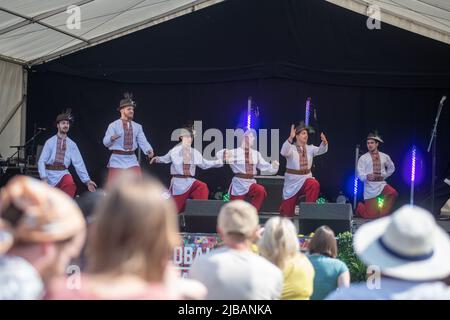 Prolisok Ukrainische Tanzgruppe treten auf der Global Festival Bühne beim Water Fest 2022 in Reading, Abbey Gardens, auf Stockfoto