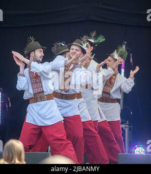 Prolisok Ukrainische Tanzgruppe treten auf der Global Festival Bühne beim Water Fest 2022 in Reading, Abbey Gardens, auf Stockfoto