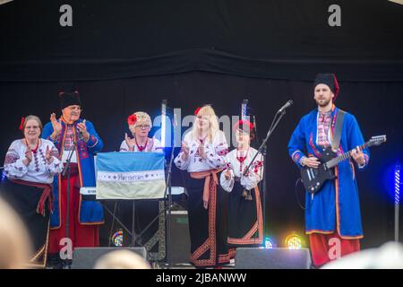 Prolisok Ukrainische Tanzgruppe treten auf der Global Festival Bühne beim Water Fest 2022 in Reading, Abbey Gardens, auf Stockfoto