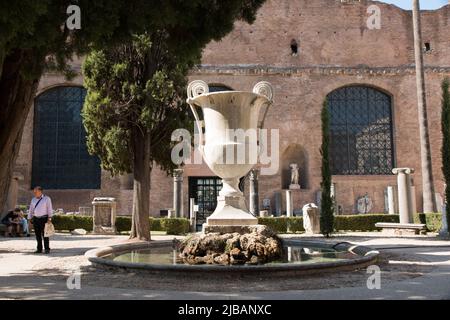 Rom, Italien - SEP 20, 2019: Ein alter Steinbrunnen auf einem alten Friedhof in Rom, Italien. Stockfoto
